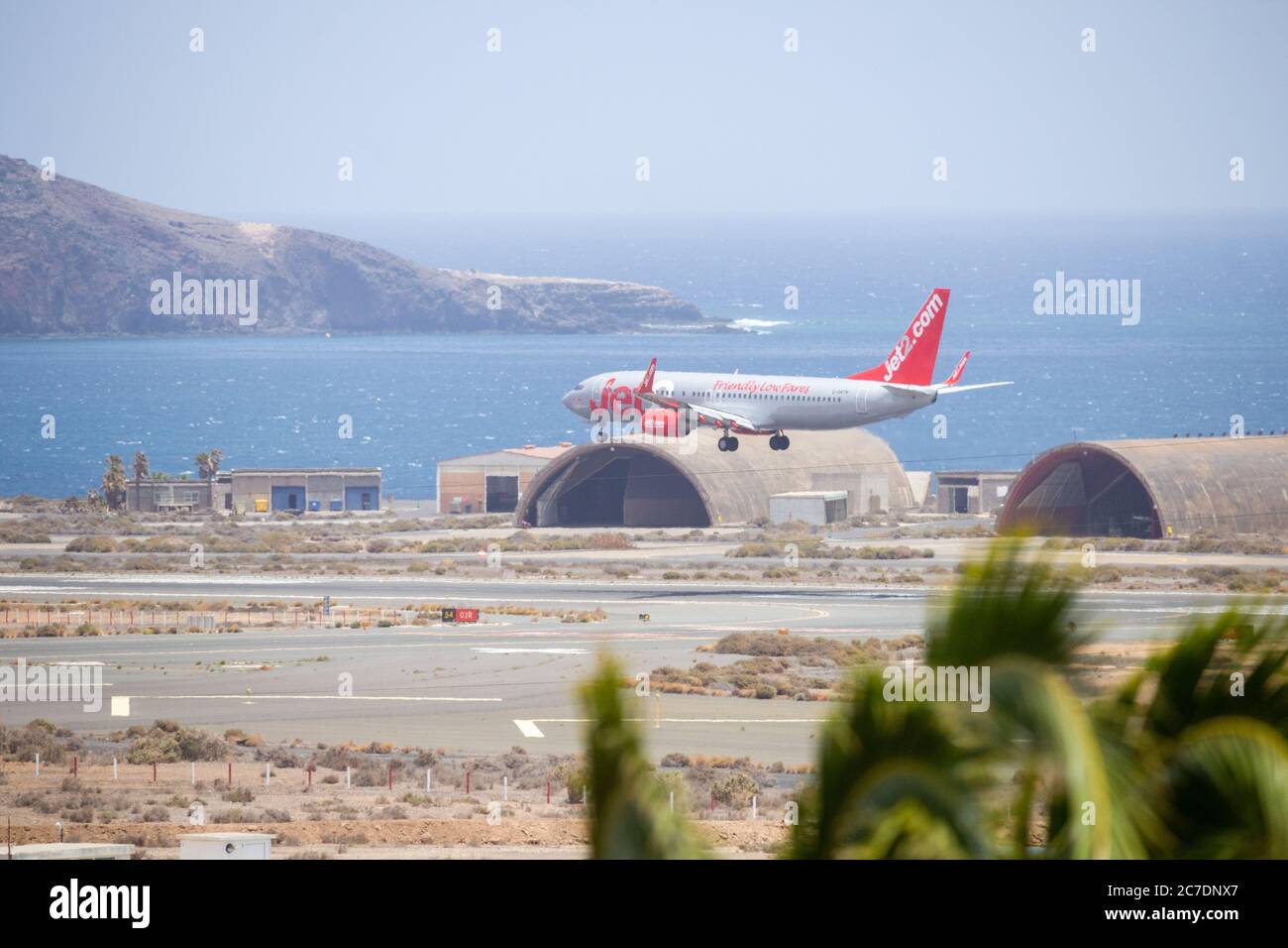 Gran Canaria, Kanarische Inseln, Spanien. Juli 2020. Der erste Jet2-Flug seit märz landet auf dem Flughafen Gran Canaria, da Jet2 die Pauschalreisen und Flüge mit fünf Flügen, die heute aus Großbritannien nach Gran Canaria fliegen, wieder aufnimmt. 2019 flog Jet2 1.5 Millionen Touristen von Großbritannien auf die Kanarischen Inseln. Die Einheimischen sind sehr an der Rückkehr der Touristen interessiert, da rund 40% der Kanarischen Inseln aufgrund ihrer Beschäftigung vom Tourismus abhängig sind. Quelle: Alan Dawson/Alamy Live News. Stockfoto