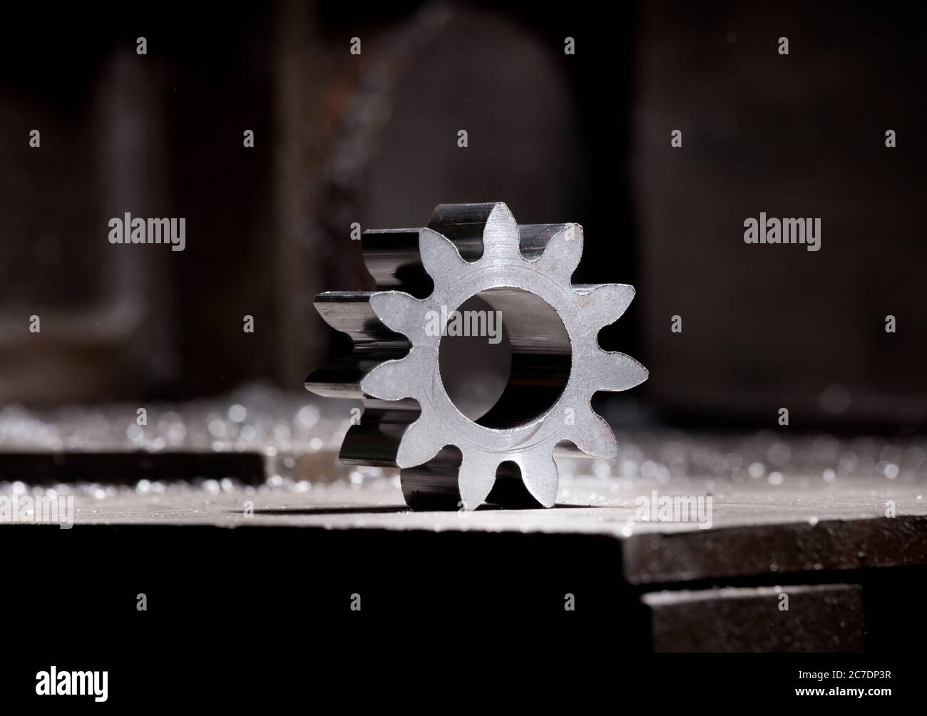 Nahaufnahme des metallisch glänzenden Zahnrads - Details aus mechanischem Stahl auf dem industriellen Hintergrund Stockfoto