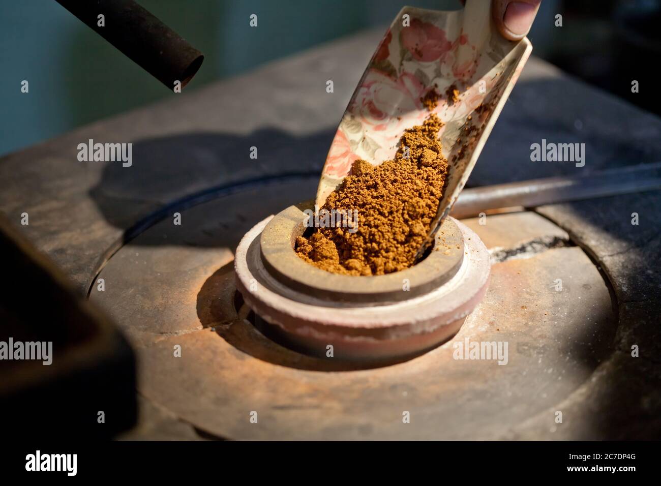 Goldpulver in Showel in metallurgischen Ofen zum Schmelzen Stockfoto