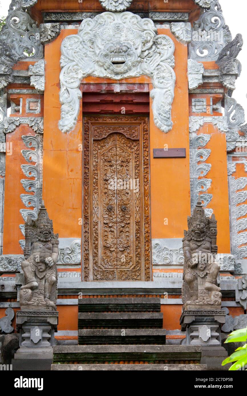 Tür mit Mustern Bali Indonesien dekoriert Stockfoto