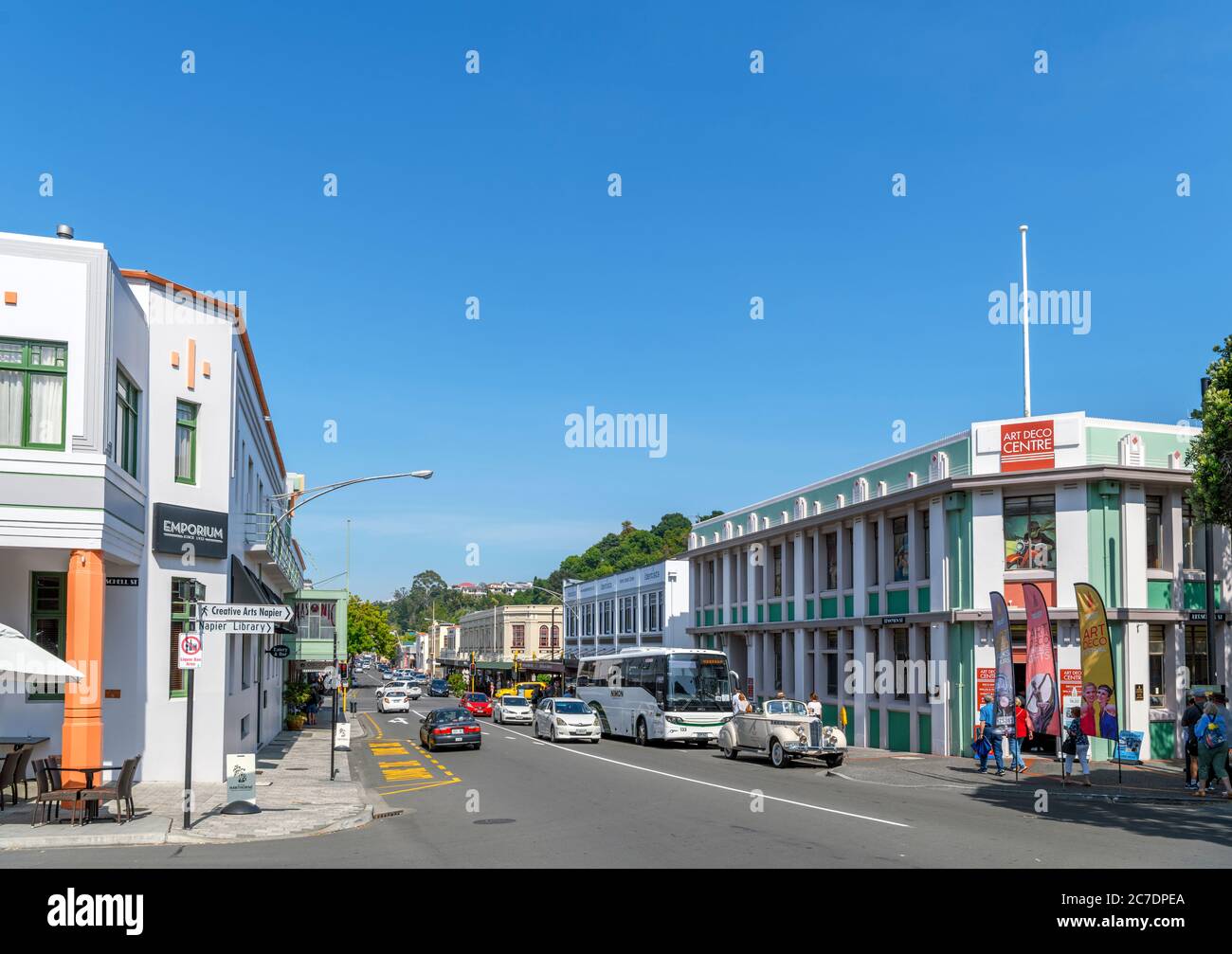 Tennyson Street, mit dem Art Deco Center auf der rechten Seite, im Art Deco Viertel der Innenstadt von Napier, North Island, Neuseeland Stockfoto