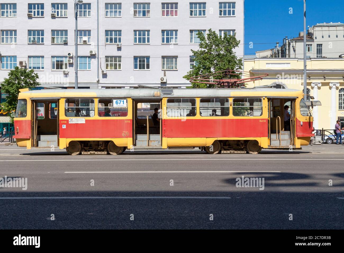 Jekaterinburg, Russland - Juli 16 2018: Alte Straßenbahn der Linie 26, die das Stadtzentrum abstellt. Stockfoto