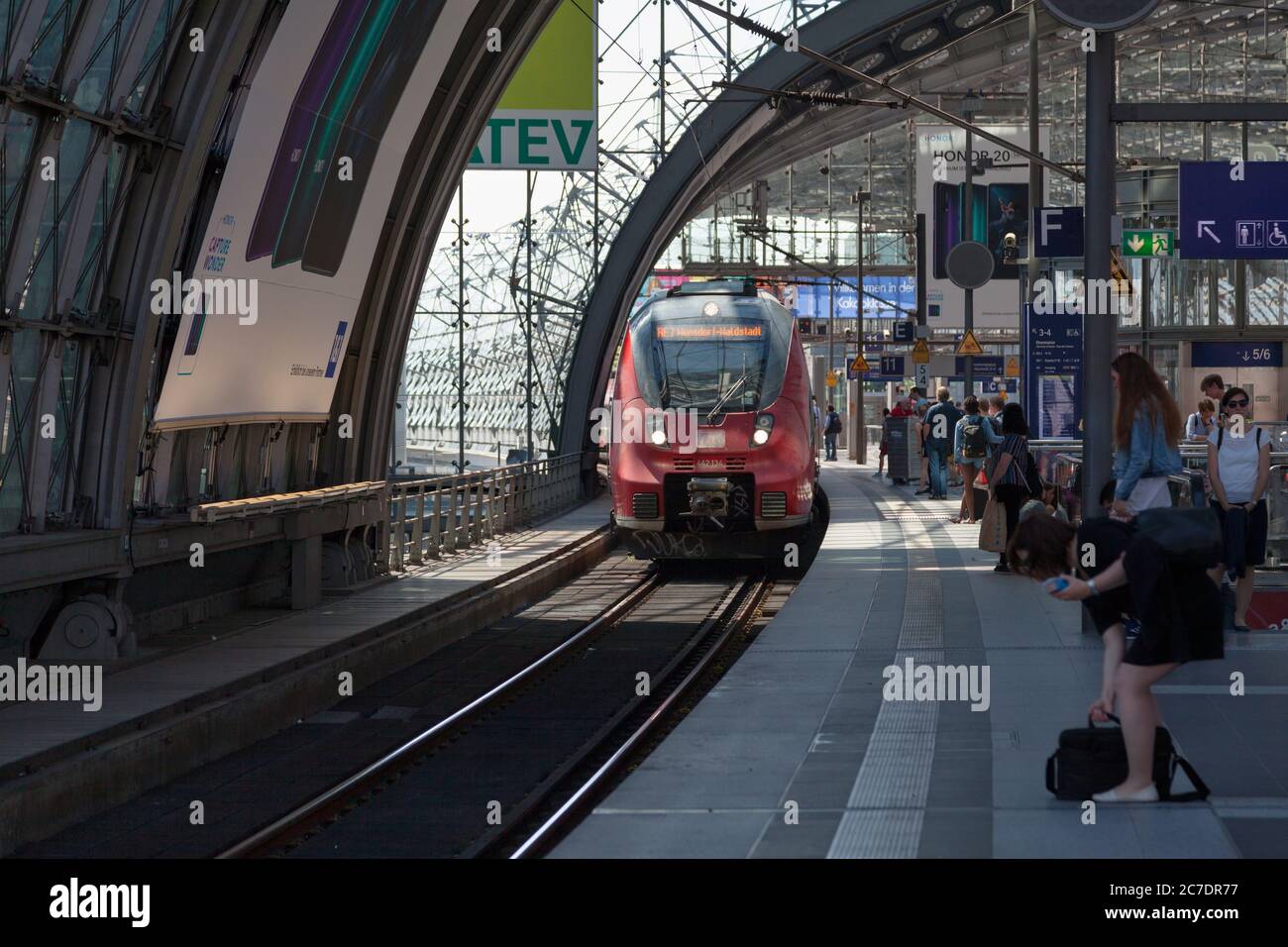 Berlin, Deutschland - Juni 03 2019: Der Bombardier Talent 2-Zug der Deutschen Bahn, am Berliner Hauptbahnhof. Stockfoto