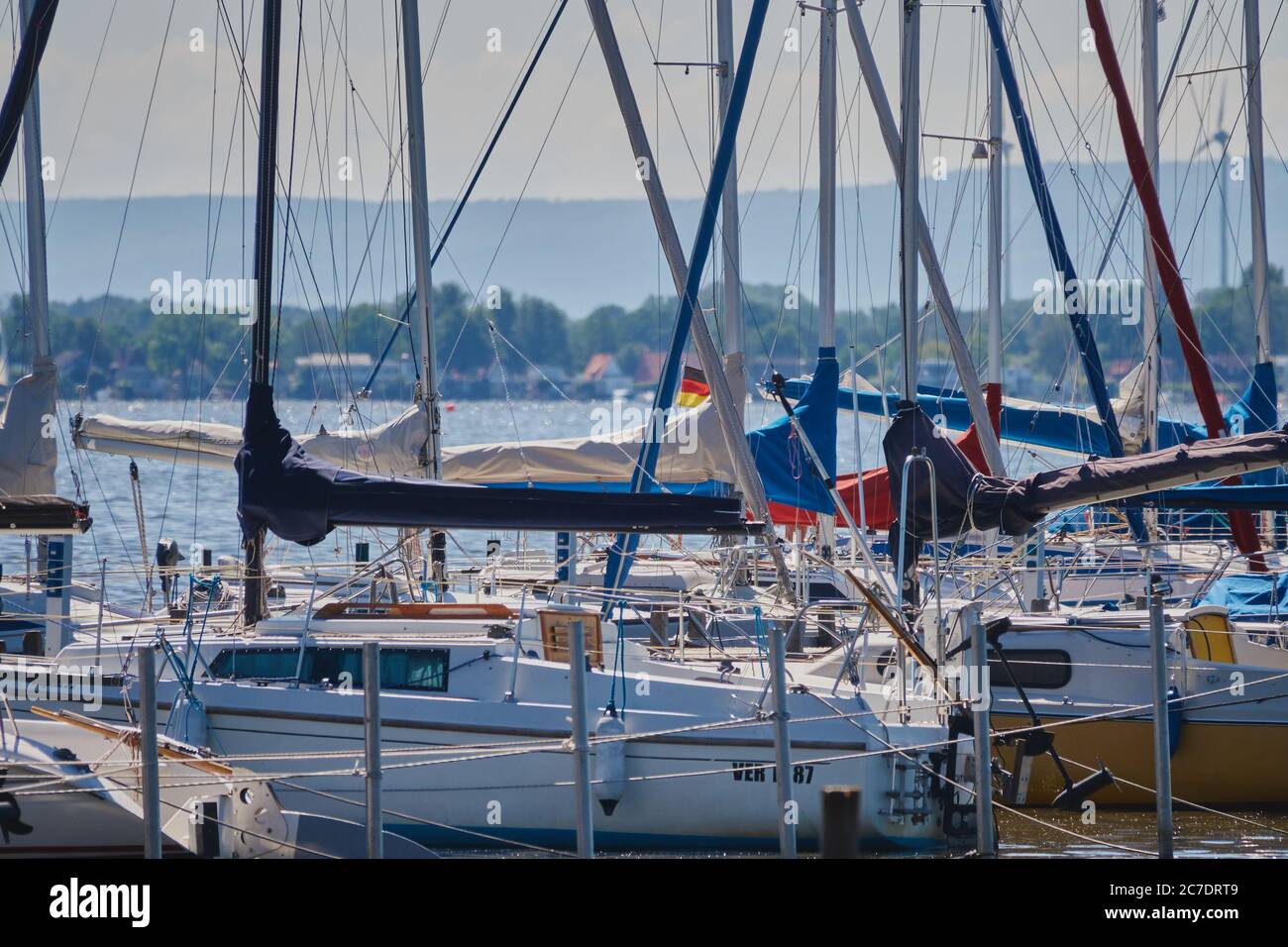 Steinhude, 29. Mai 2020: Viele kleine Segelboote mit Masten ohne Anker an einer Landebahn im Hafen des großen Sees Stockfoto