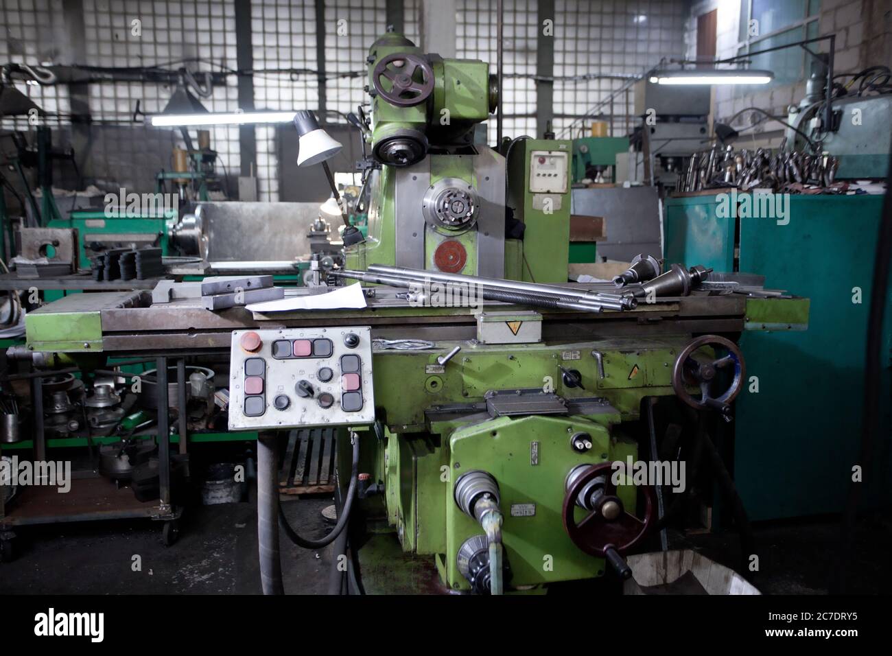 Nahaufnahme von Metallic-Drehmaschine, die vor dem Hintergrund des industriellen Innenraums der Fabrik arbeitet, niemand Stockfoto