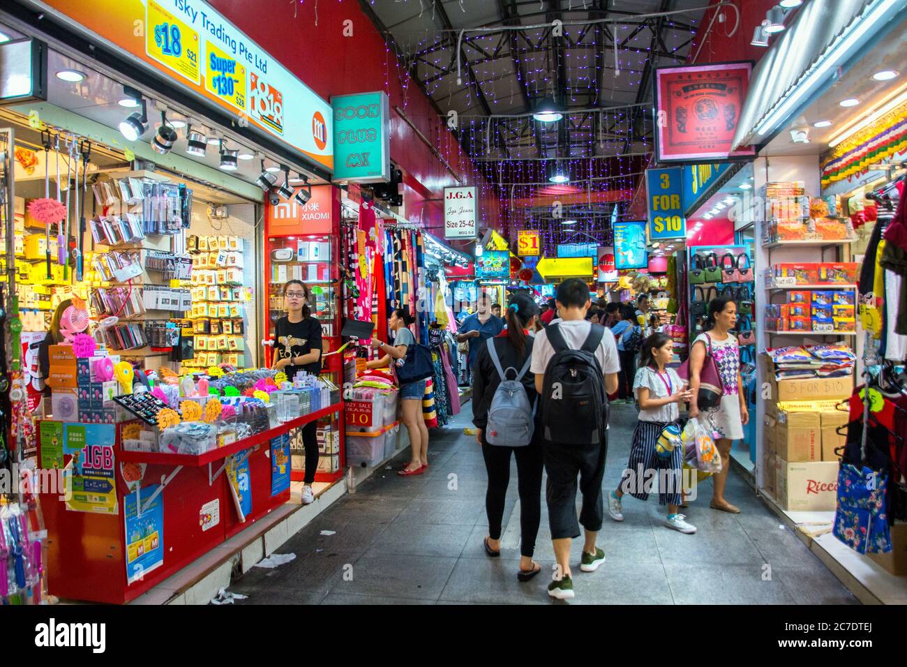 Touristen und Einheimische in Bugis Street Market, der größte Markt in Singapur, Bugis, Singapur, China, Singapur, Shopping, PRADEEP SUBRAMANIAN Stockfoto