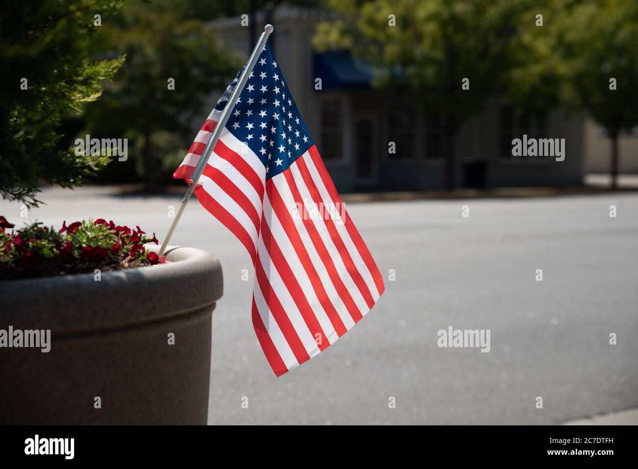 Kleine amerikanische Flagge entlang einer Paraderoute in einer kleinen Gemeinde. Stockfoto