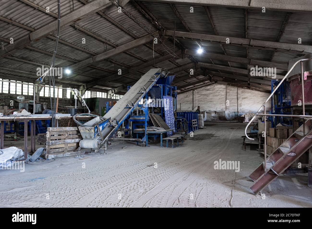 Moldawien, Bender - 28. Juni 2019: Werkstatt zur Herstellung von Pflasterplatten. Stockfoto
