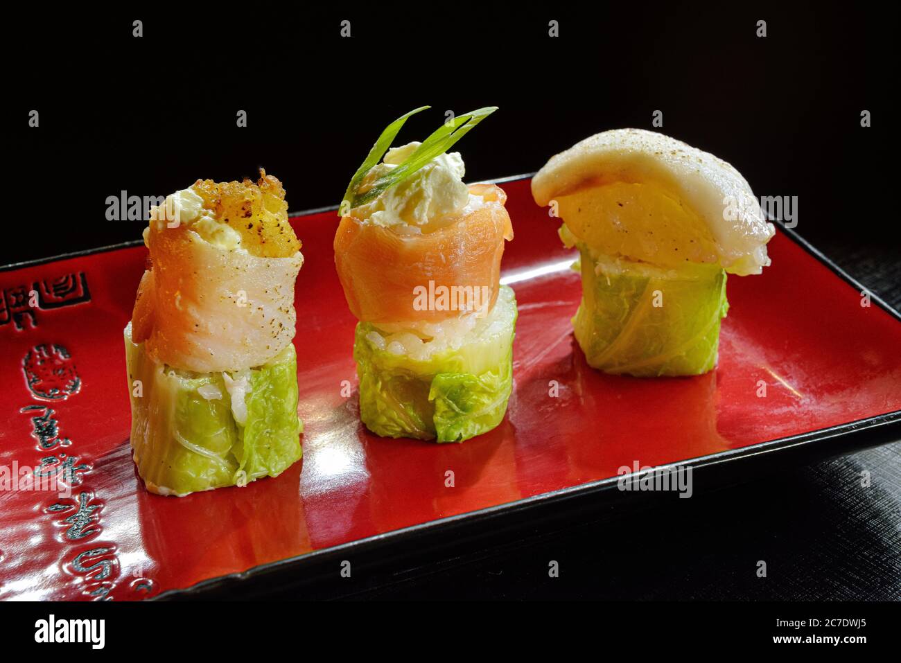 Japanische Küche. Sushi und Sashimi werden in einem traditionellen japanischen Gericht serviert. Stockfoto