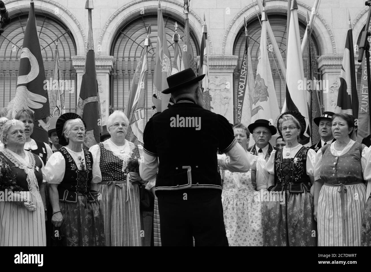 Frauenchor präsentiert Schweizer Folklore bin Nationlfeiertag auf dem Bürkliplatz. Weibliche chorus ans Schweizer Folklore Gruppe am nationalen Tag in Zürich Stockfoto