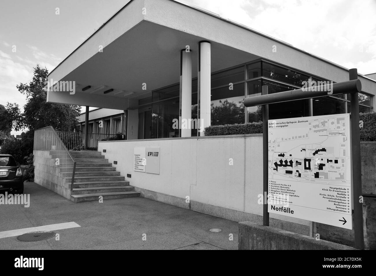 Der Eingang des Schweiz. Epilepsie-Zentrum, welches heuer sein 125 jähriges Jubiläum feiert. Der Eingang des Schweizer Epilepsiezentrums, das Cele ist Stockfoto