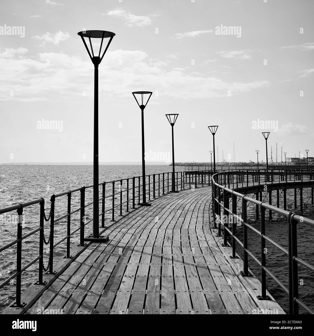 Blick auf die Promenade mit Straßenlaternen über dem Meer in Limassol, Zypern. Schwarzweiß-Fotografie Stockfoto