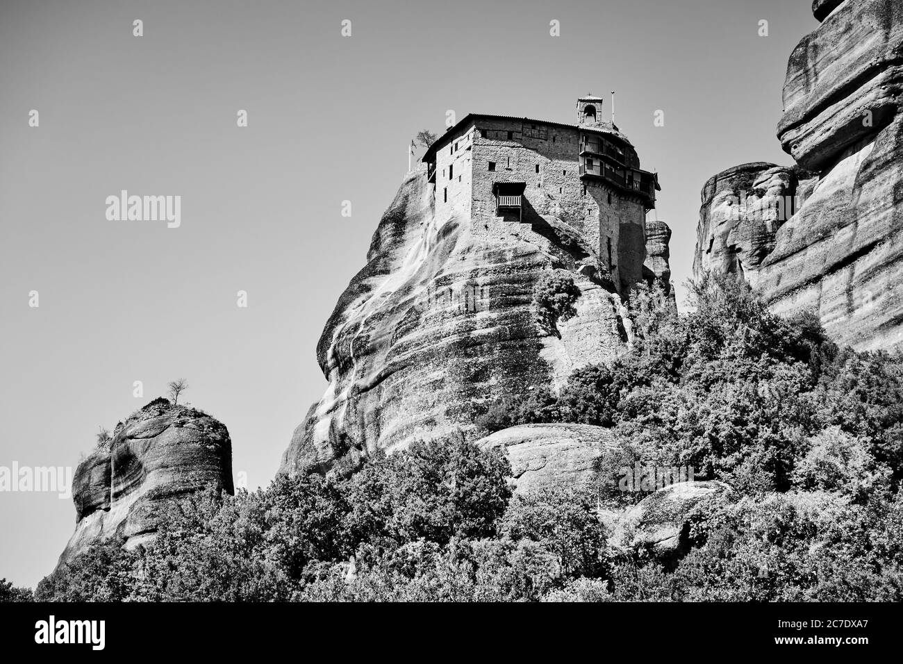 Das Kloster von Agios Nikolaos in Meteora, Griechenland. Schwarz-weiß griechische Landschaft Stockfoto