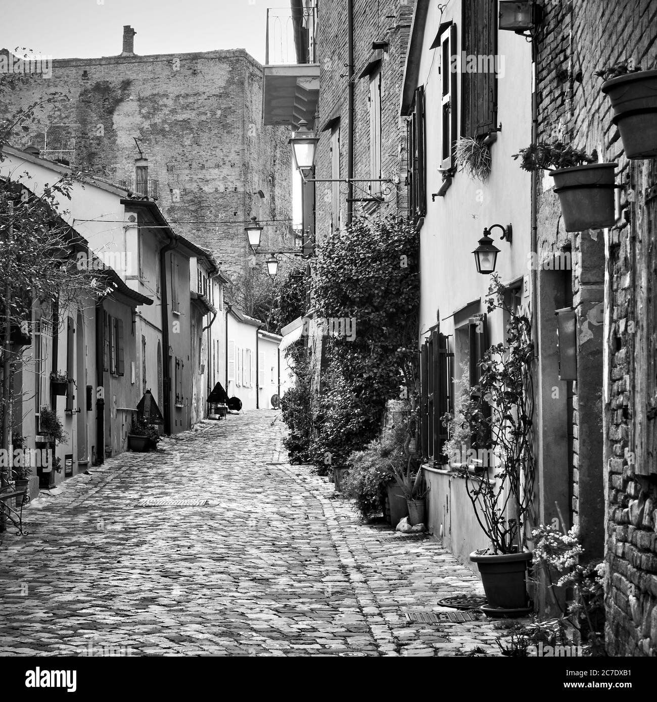 Alte Straße in Santarcangelo di Romagna Stadt, Rimini Provinz, Italien. Schwarzweiß-Fotografie Stockfoto