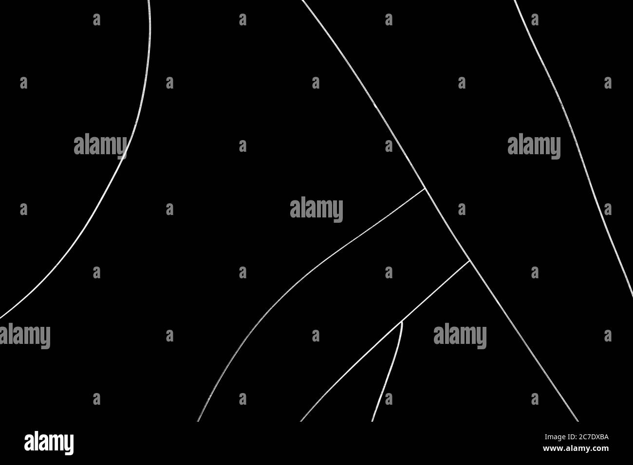 Falten und Risse von Glas durch Zerschlagung und herabfallende Stöße verursacht. Isoliert auf schwarzem Hintergrund Stockfoto