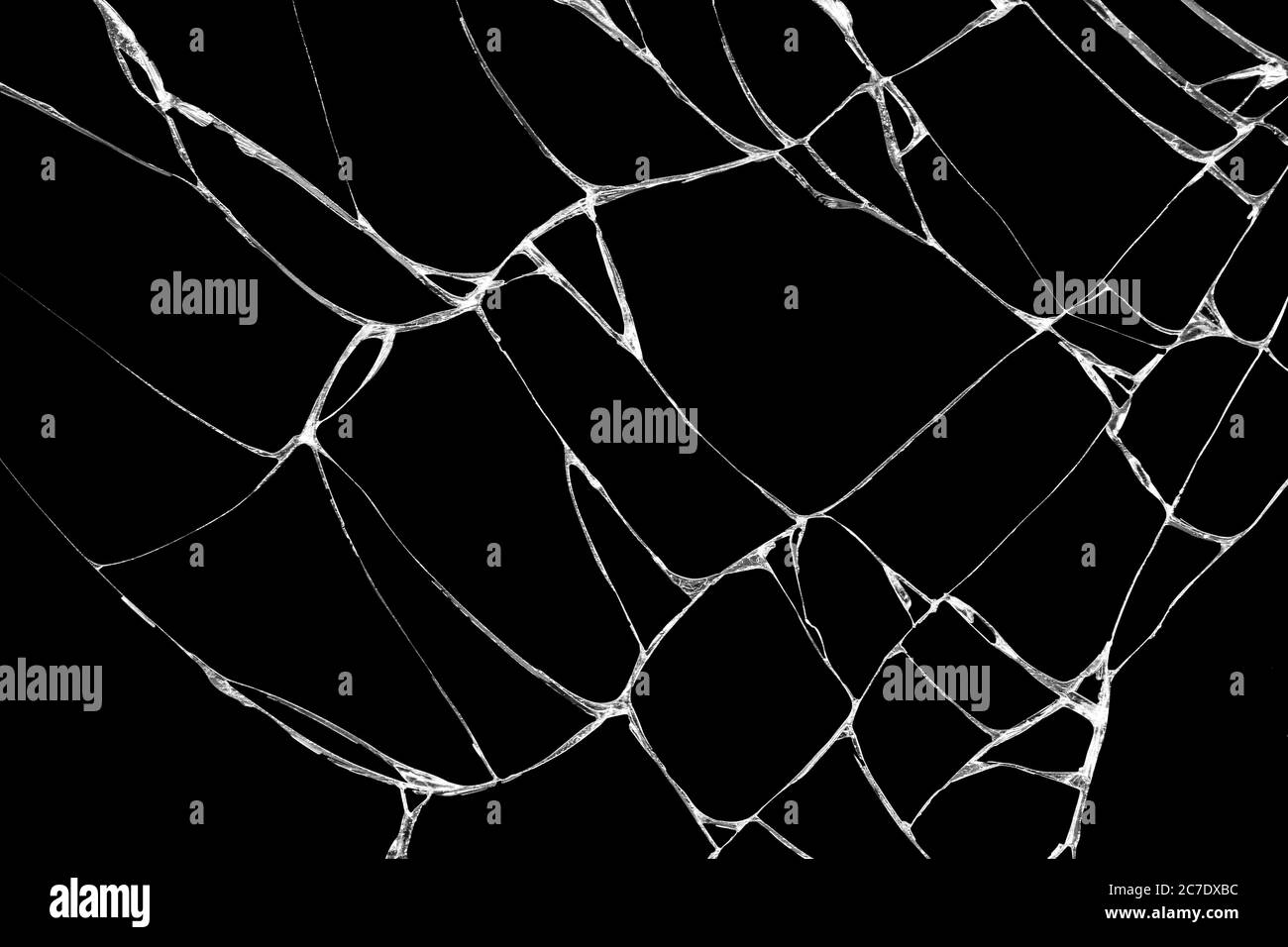 Falten und Risse von Glas durch Zerschlagung und herabfallende Stöße verursacht. Isoliert auf schwarzem Hintergrund Stockfoto