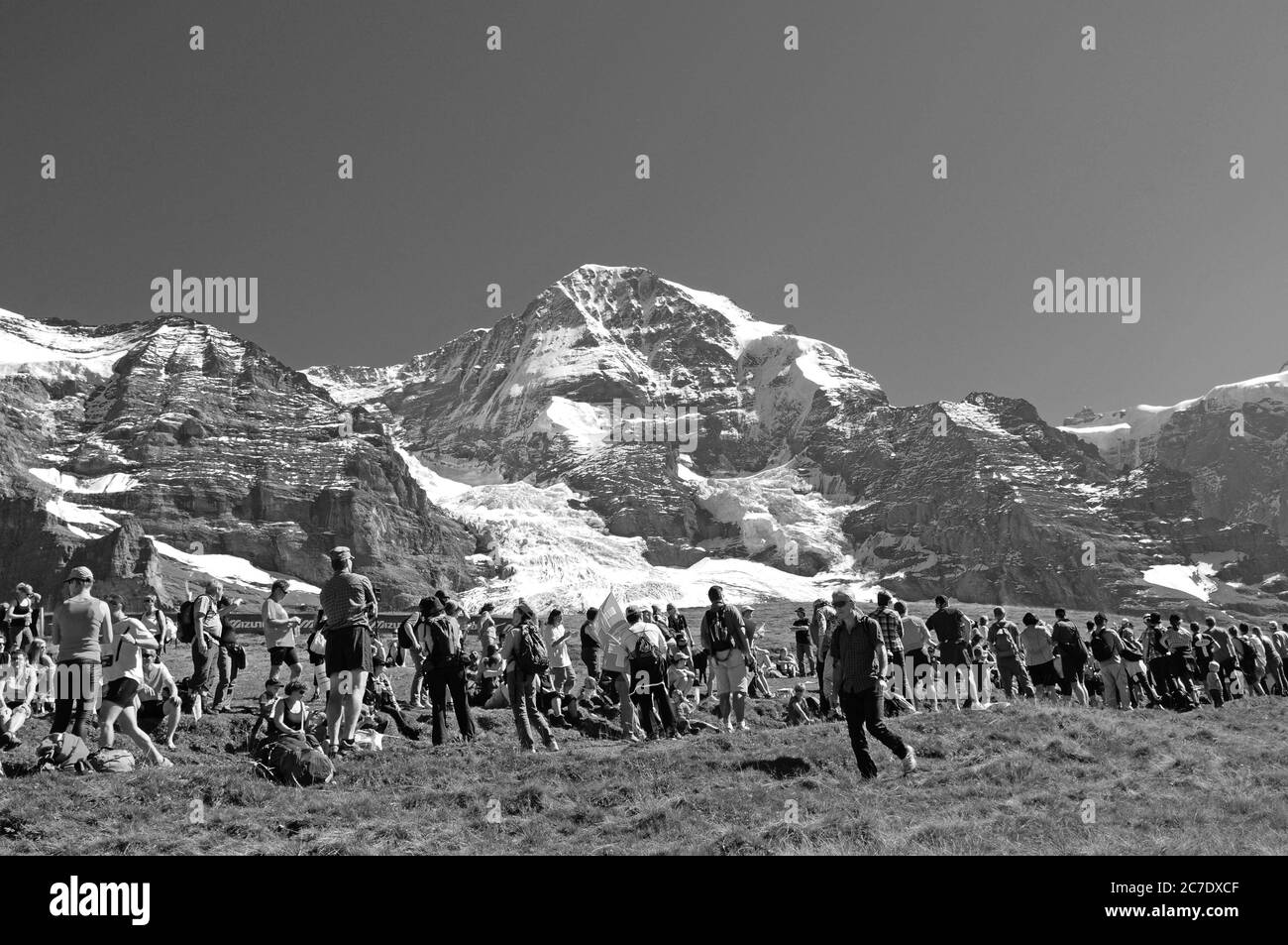Tausende von Marathonläufern auf der Kleinen Scheidegg bei der Jungfraujoch-Bahn Marathon-Sportveranstaltung am Bahnhof kleine Scheidegg vorne Stockfoto