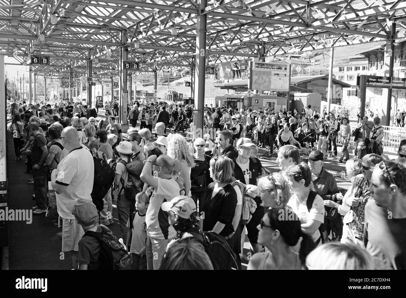 Menschenandrang am Bahnhof Lauterbrunnen beim Jungfrau Marathon die Wengeralp-Bahn am Bahnhof Lauterbrunnen Stockfoto