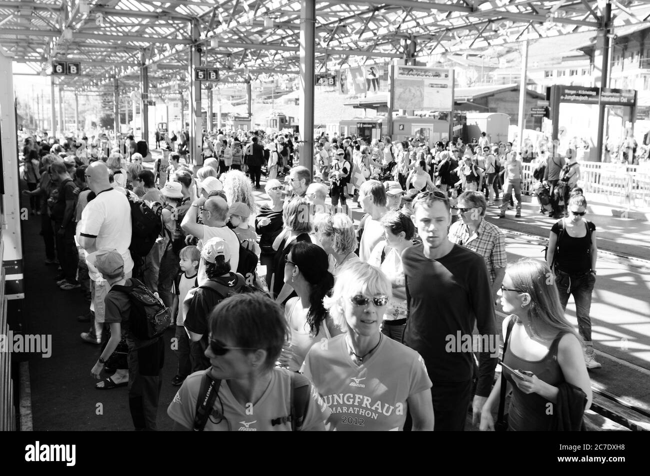 Menschenandrang am Bahnhof Lauterbrunnen beim Jungfrau Marathon die Wengeralp-Bahn am Bahnhof Lauterbrunnen Stockfoto