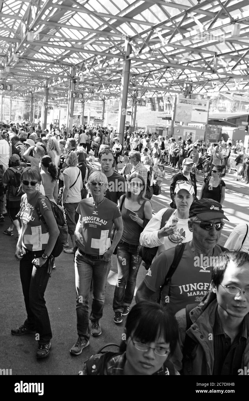 Menschenmassen am Bahnhof von Lauterbrunnen beim Jungfrau Marathon in der Wengeralp-Bahn am Lauterbrunnen an der Jungfrau Ma steigen Massen in die Wengeralp-Bahn ein Stockfoto