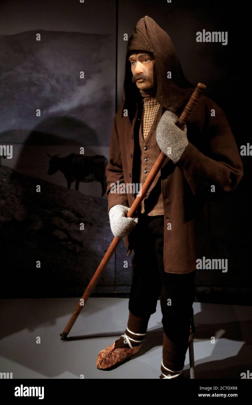 Traditionelle Winter männliche Arbeitskleidung mit Wolle Fäustlinge auf  einem minikin-Display im Nationalmuseum der  Färöer-Inseln.Torshavn.Streymoy.Färöer-Inseln.Territorium von Dänemark  Stockfotografie - Alamy