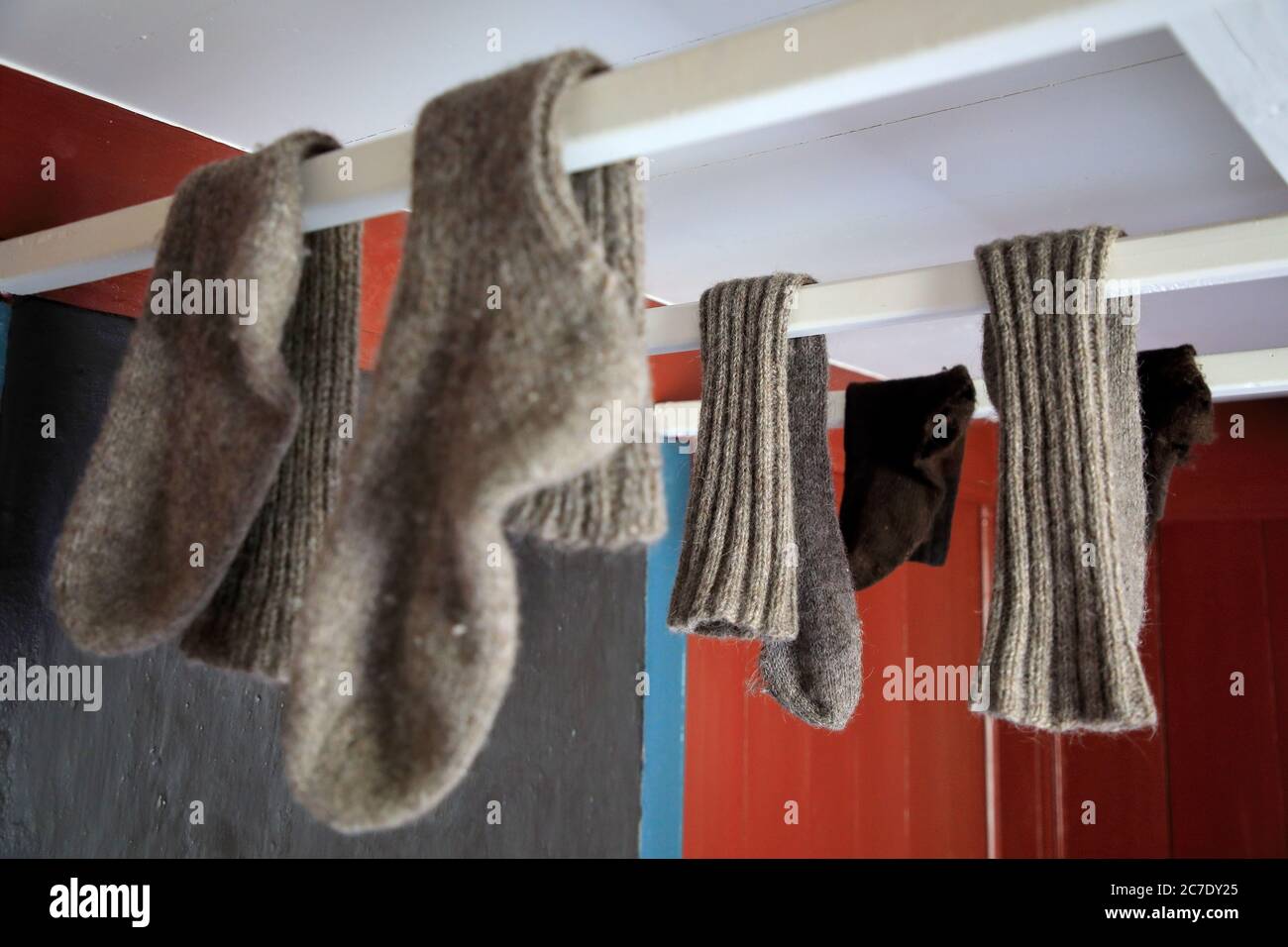 Wollsocken lufttrocknen auf den Regalen unter Schlafzimmer celling im Bauernhaus von Hoyvíksgarður Farm.Open Air Museum.Nationalmuseum der Färöer-Inseln.Torshavn.Streymoy.Färöer-Inseln.Territorium von Dänemark Stockfoto