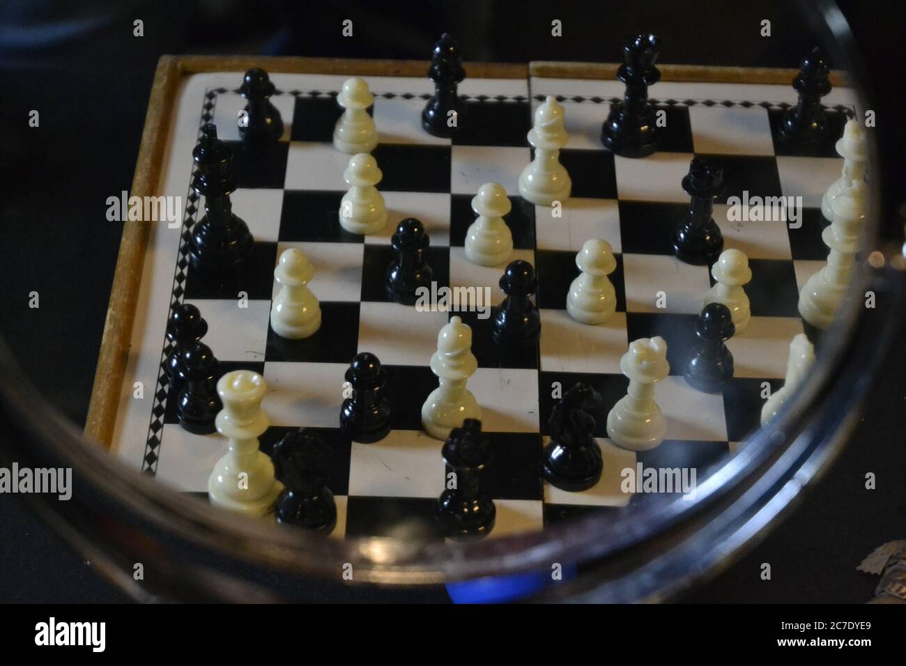 Schachbrett. Mit weißen und schwarzen Steinen, mit Bauer, Königin und König von oben gesehen mit Spiegelung im Spiegel, im Zoom-Foto, Brasilien, Südamerika Stockfoto