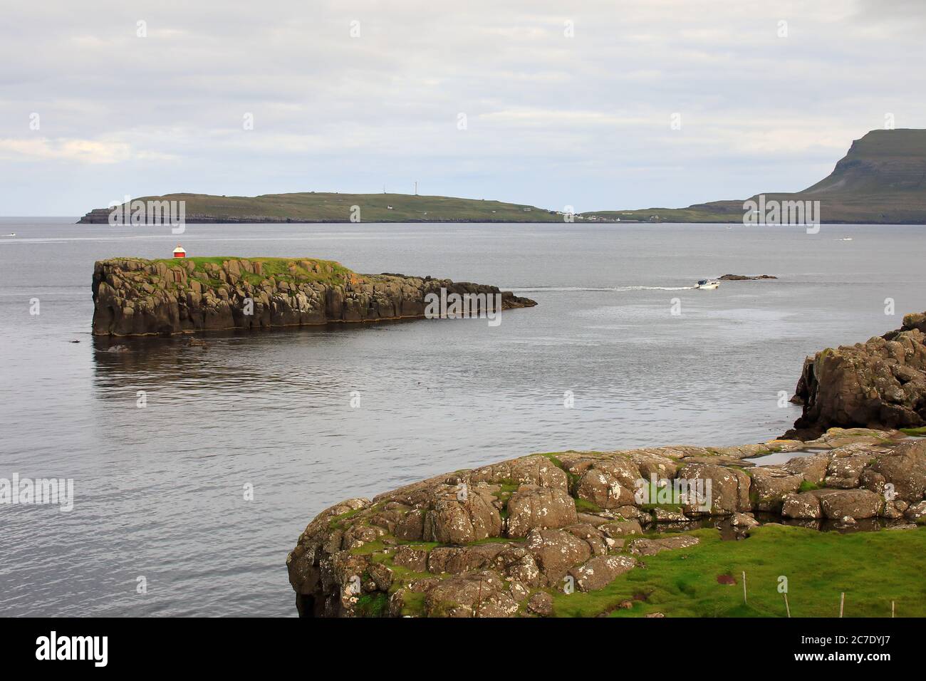 Hoyviksholmur Insel mit Leuchtturm und Nolsoy Insel in der Ferne.Torshavn. Streymoy.Färöer-Inseln.Territorium von Dänemark Stockfoto