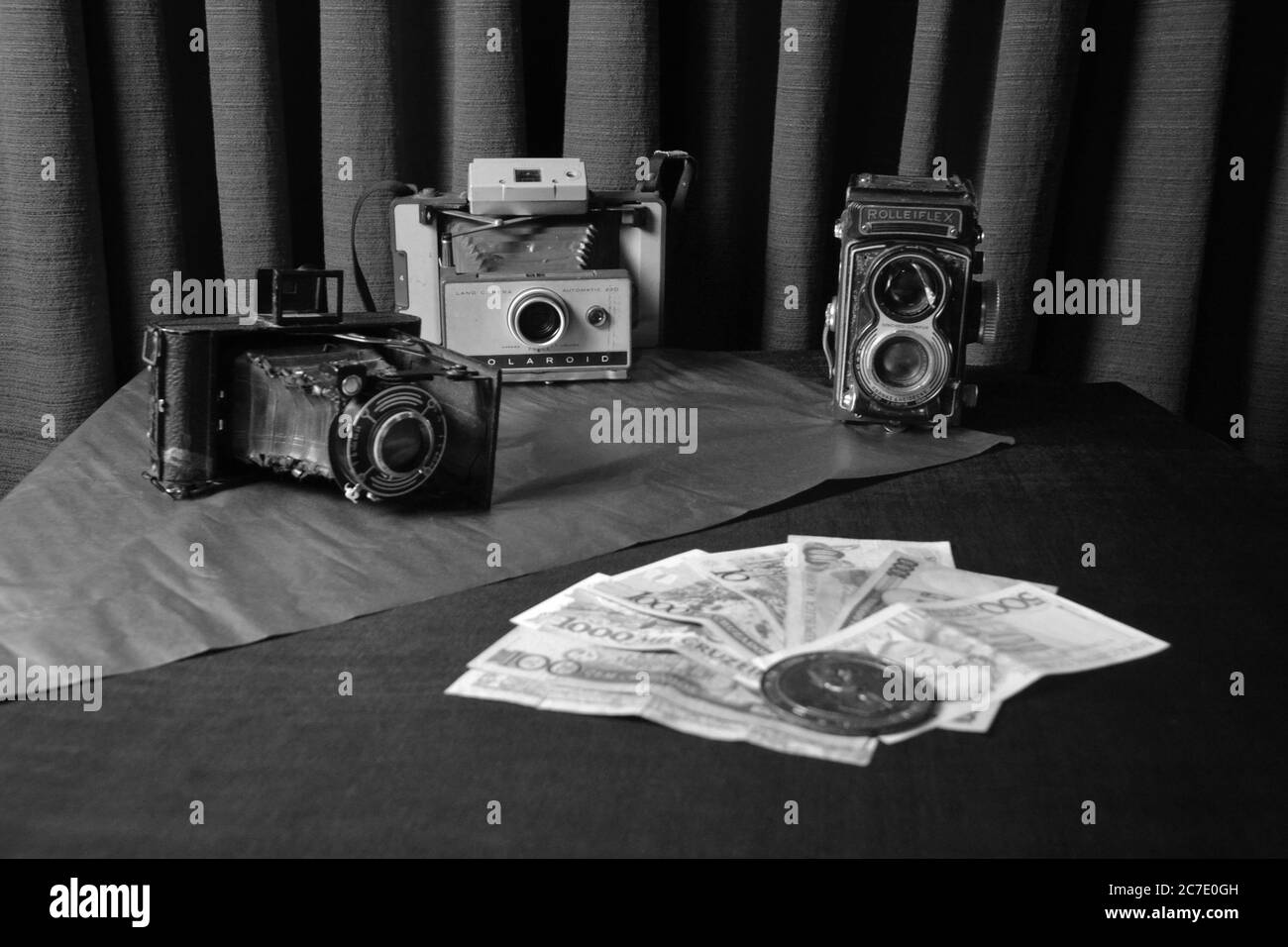 Analoge Fotokameras. Alt, vintage, ausgestellt mit Geld und Medaille,  Polaroid-Marken, Rolleiflex mit selektivem Fokus, Schwarz-Weiß-Foto,  Brasilien Stockfotografie - Alamy
