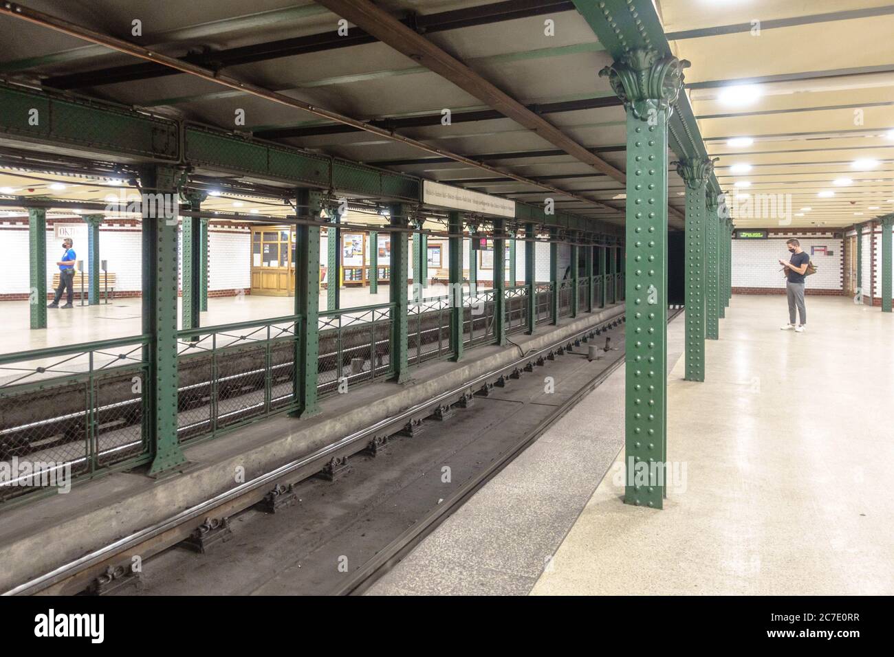 Die Oktogon Station an der M1 Millennium U-Bahn-Linie in Budapest Stockfoto