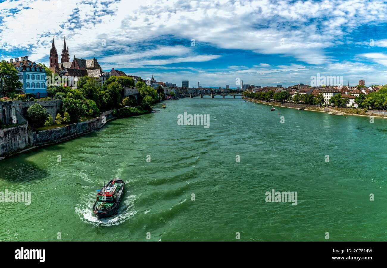 Basel, BL / Schweiz - 8. Juli 2020: Ein Flussschlepper, der auf dem Rhein flussaufwärts im Herzen von Basel fährt Stockfoto