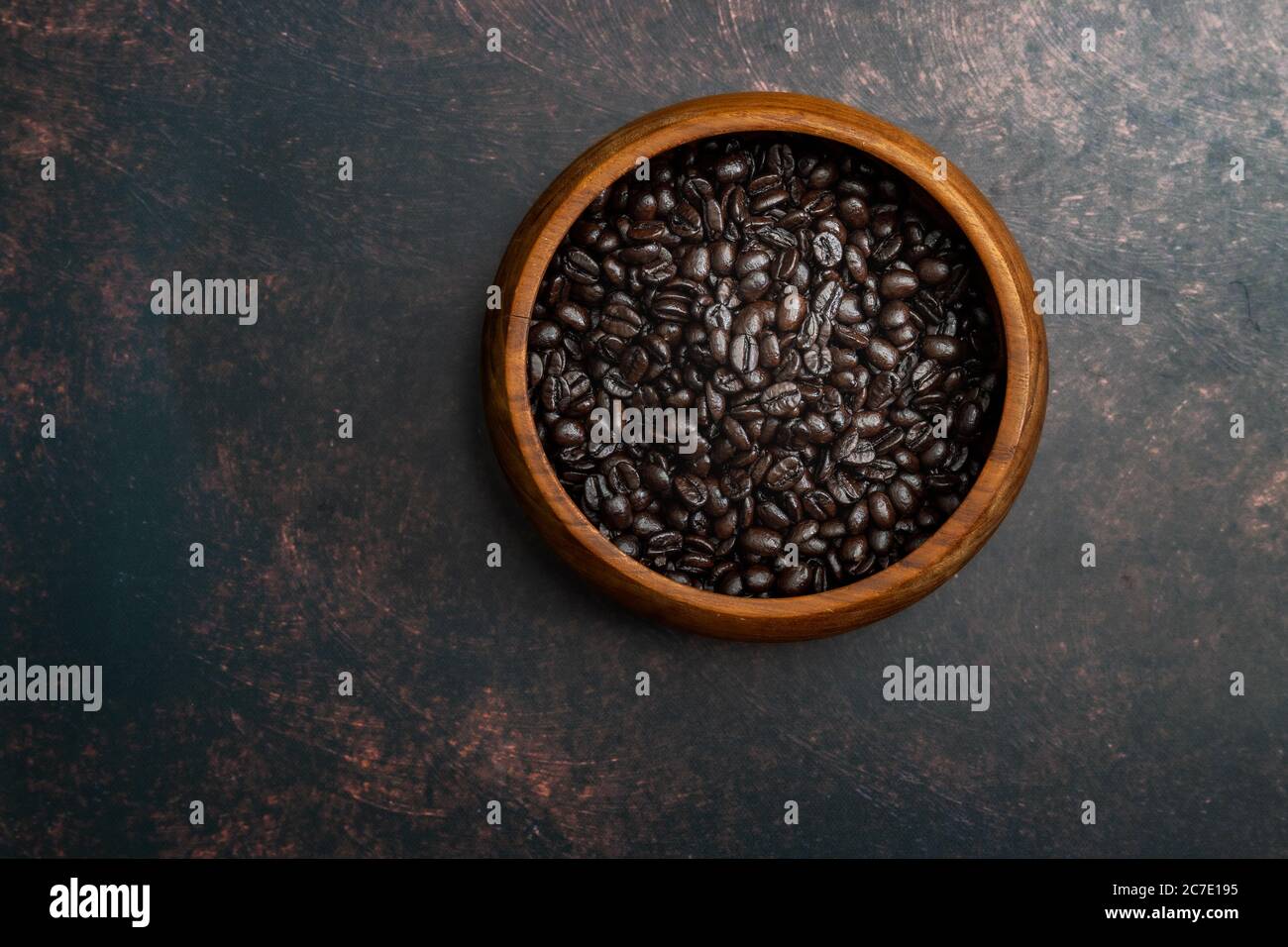 Dunkle geröste Kaffeebohnen in einer Holzschüssel Stockfoto