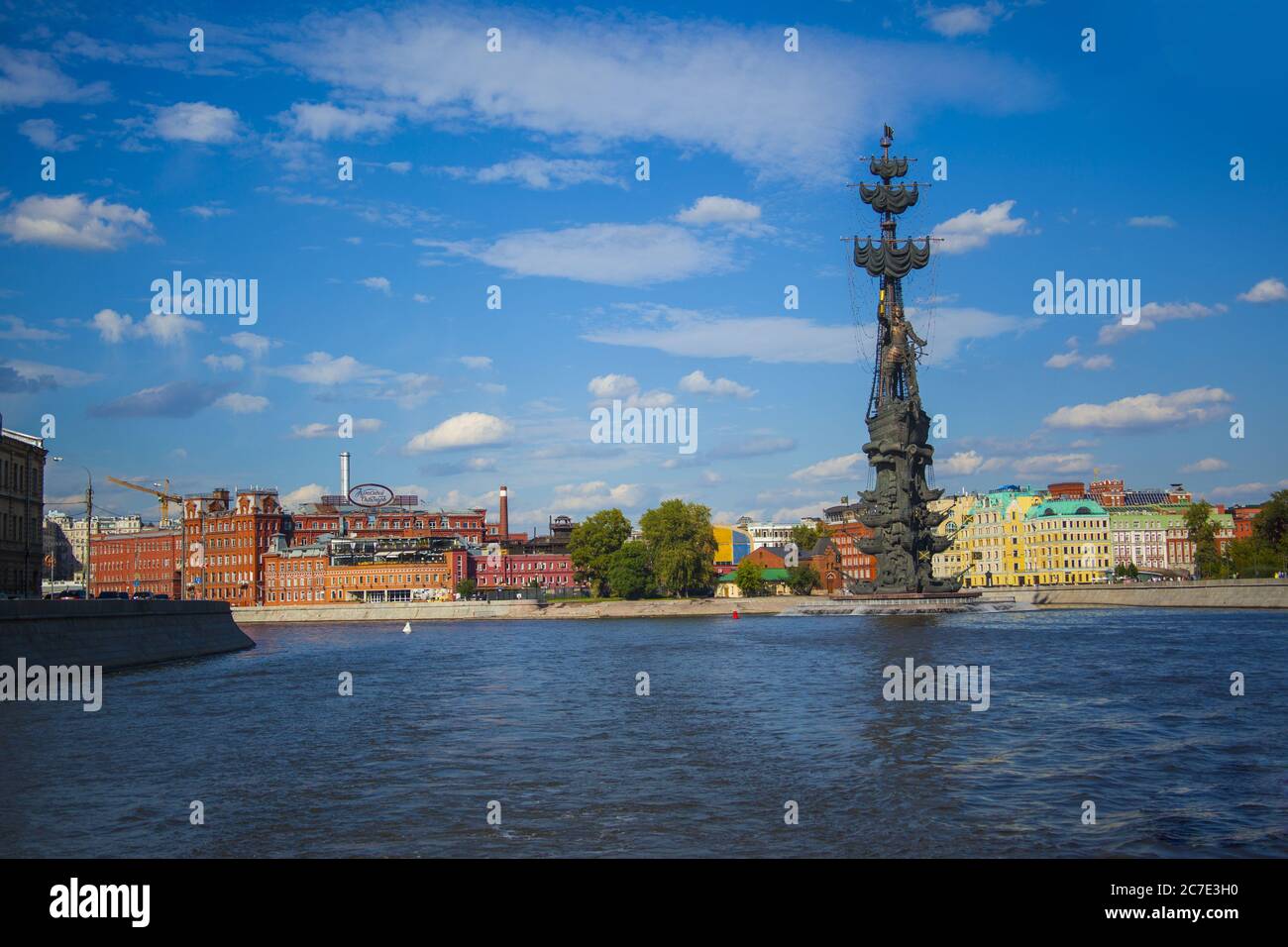 Verschiedene bunte Gebäude in der Nähe Peter der große Statue auf der Körper eines Flusses in Moskau Stockfoto