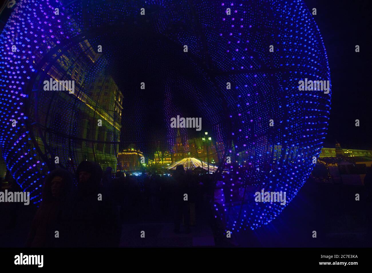 Nahaufnahme der kugelförmigen Konstruktion mit blauen Lichtern als Neujahrsdekoration in Moskau, Russland Stockfoto
