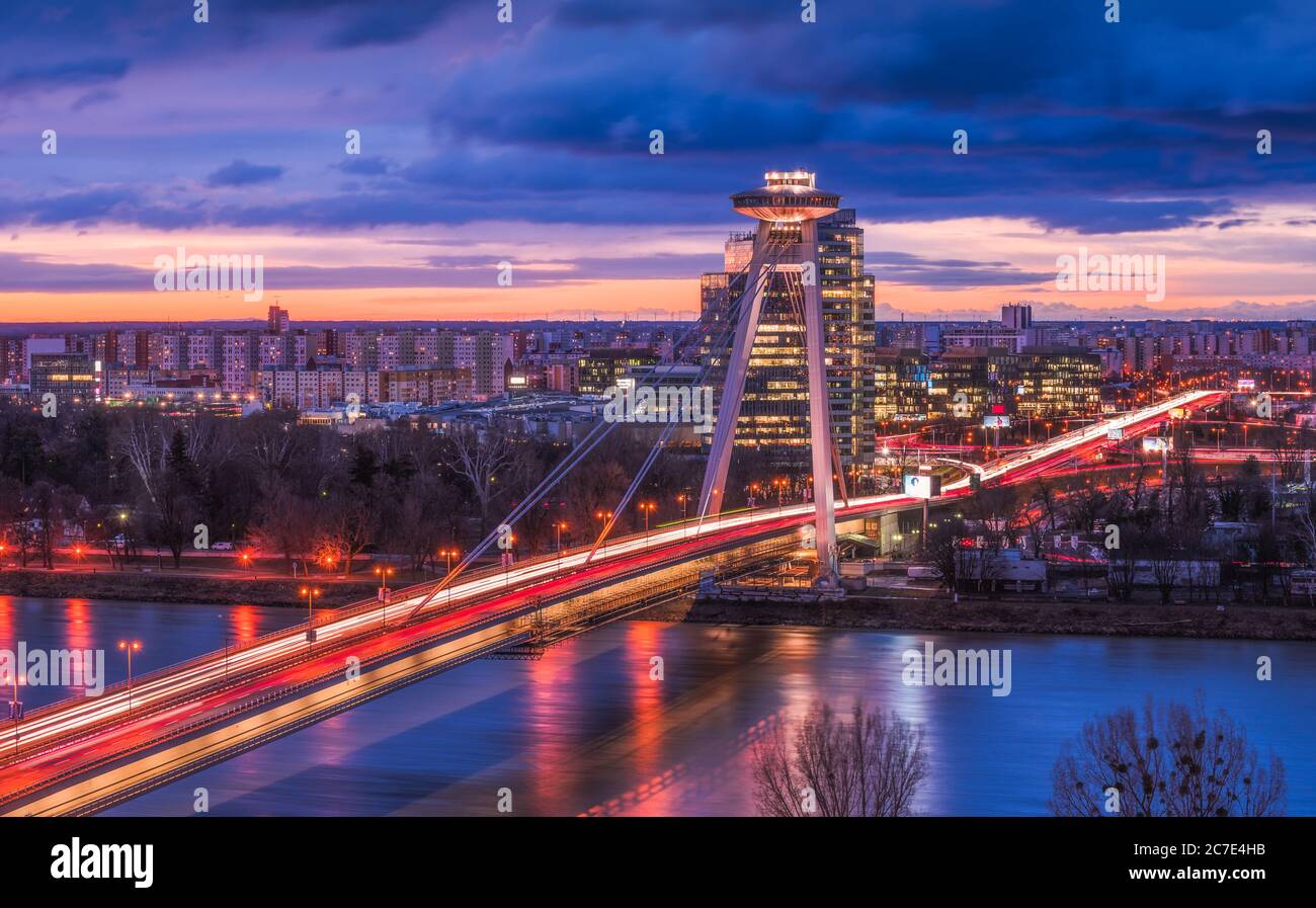 Stadtbild von Bratislava, Slowakei mit der Neuen Brücke über die Donau bei Sonnenaufgang Stockfoto