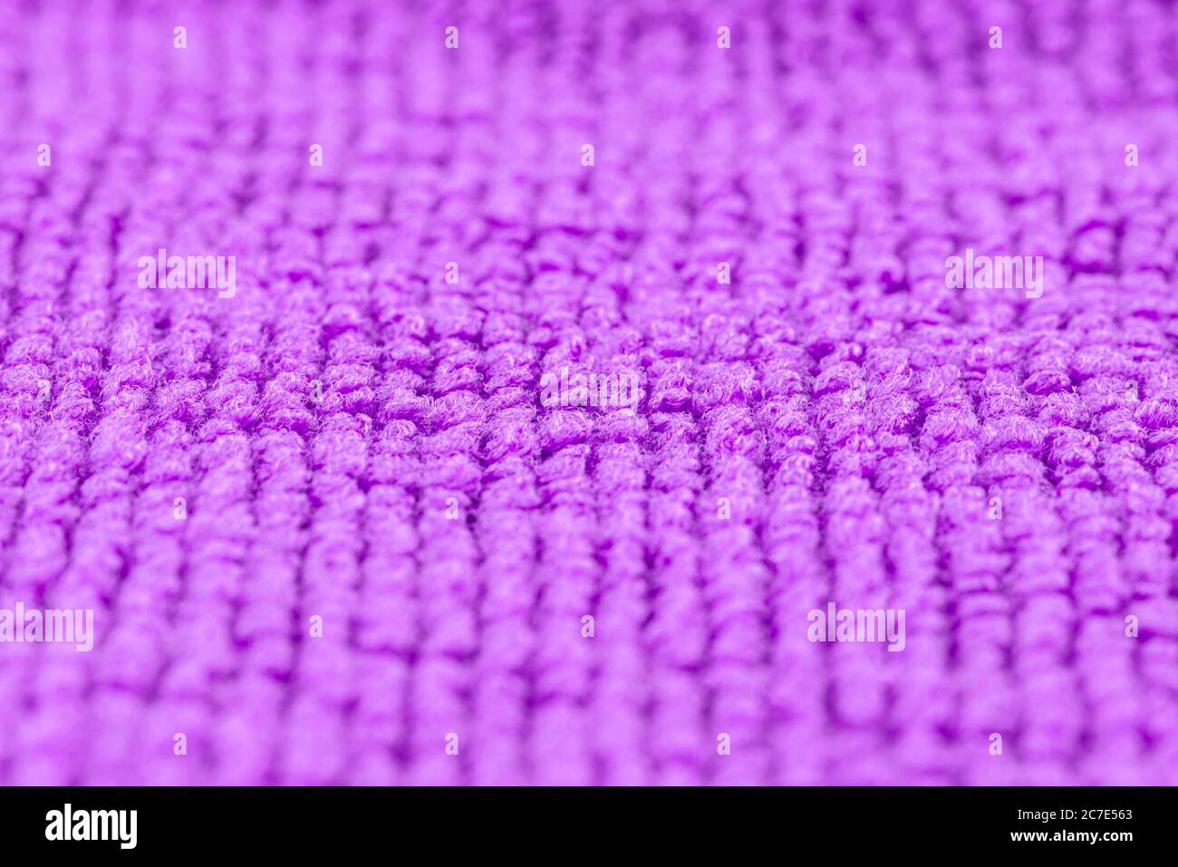 Hintergrund aus lila Microfaser-Qualität, selektiver Fokus. Stockfoto