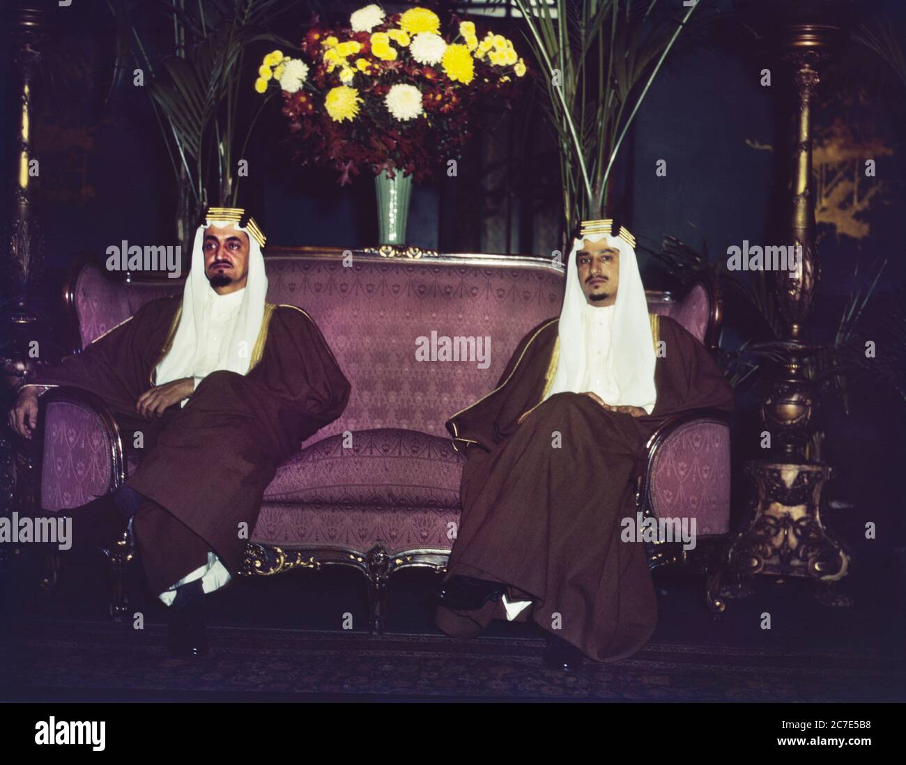 Amir Khalid [rechts] und Amir Faisal, Söhne von König Ibn Saud von Saudi Arabien, Mayflower Hotel, Washington, D.C., USA, John Rous, U.S. Office of war Information, 1943 Stockfoto