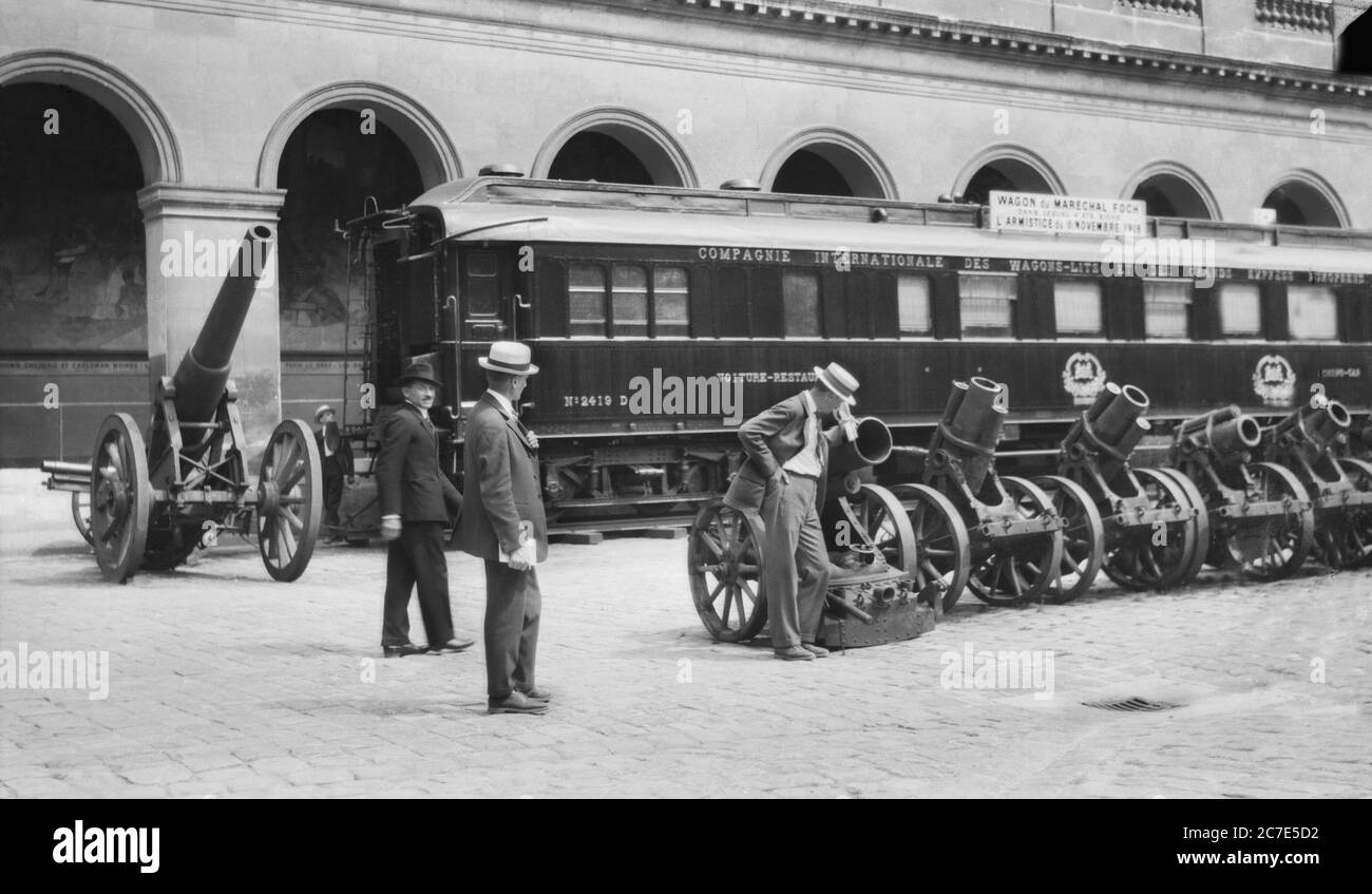 Eisenbahnwagen des französischen Marschalls Ferdinand Foch, in dem der Waffenstillstand Ende des Ersten Weltkriegs am 11. November 1918 unterzeichnet wurde, Cour des Invalides, Paris, Frankreich, Anfang der 1920er Jahre Stockfoto