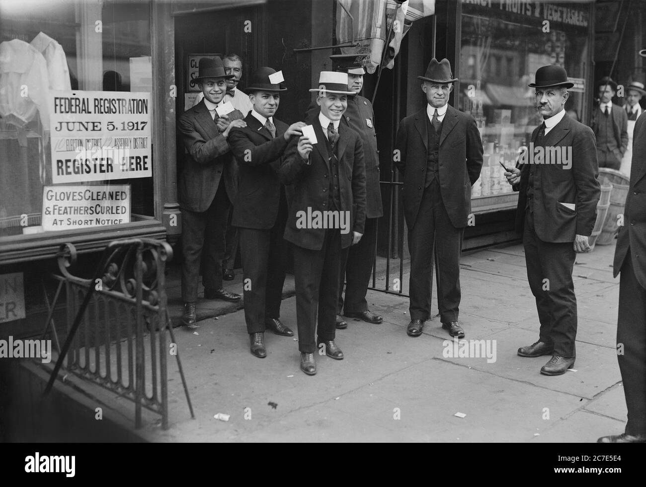 Männer mit Entwurfskarten, die aus dem Gebäude kommen, nachdem sie sich während des Ersten Weltkriegs für den Entwurf registriert haben, New York City, New York, USA, Bain News Service, 5. Juni 1917 Stockfoto