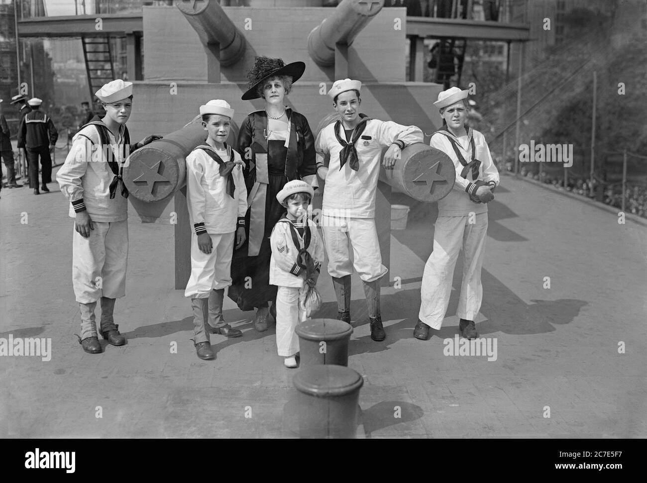 Grace Carley Harriman (1873-1950) mit Junior Naval und Marine Scouts auf der U.S.S. Recruit, ein gefälschtes Schlachtschiff, das von der Marine gebaut wurde, um Seamen zu rekrutieren und Liberty Bonds während des Ersten Weltkriegs zu verkaufen, Union Square, New York City, New York, USA, Bain News Service, 1917 Stockfoto