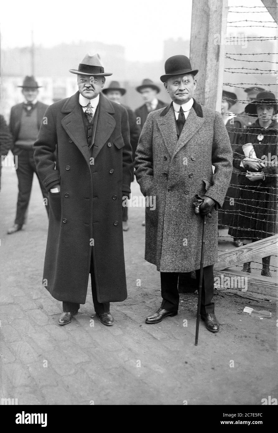 Herbert Hoover (1874-1964), Direktor der US-Lebensmittelbehörde während des Ersten Weltkriegs mit dem Geschäftsmann und Hersteller Edward Nash Hurley (1864-1933) auf der Straße in New York City, New York, USA, Bain News Service, 1917 Stockfoto