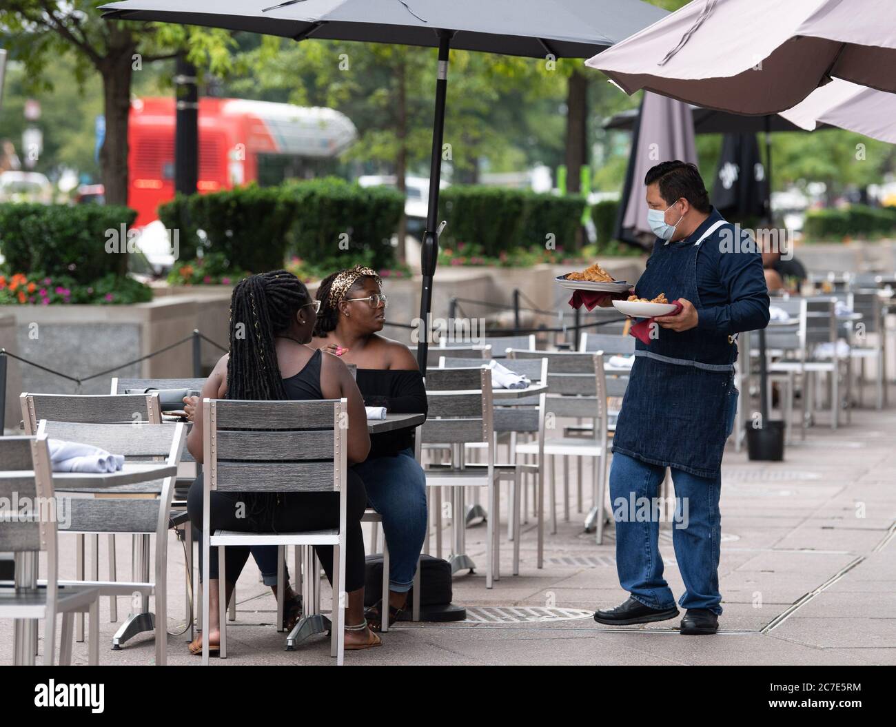 Washington, Usa. Juli 2020. Am Donnerstag, den 16. Juli 2020, essen die Menschen in einem Restaurant in Washington, DC. Steigende COVID-Fälle haben die Pläne von DC, den Vollservice an die Restaurants in der Umgebung zurückzugeben, ins Stocken geraten. Foto von Kevin Dietsch/UPI Kredit: UPI/Alamy Live News Stockfoto