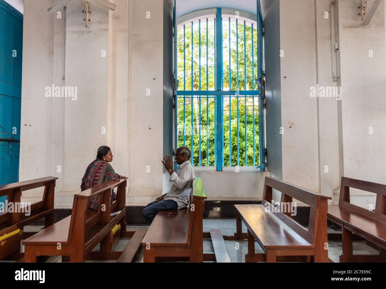 Pondicherry, Indien - Februar 2020: Ein älterer indischer Mann und eine ältere Frau, die auf den Bänken in der Unbefleckten Empfängnis Kathedrale ein Gespräch führen. Stockfoto