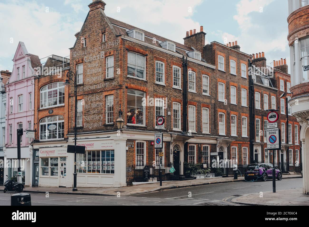 London, Großbritannien - 02. Juli 2020: Altes Gebäude mit historischer Schrift an der Ecke von Heath Street und Church Row in Hampstead, einem wohlhabenden Wohngebiet Stockfoto