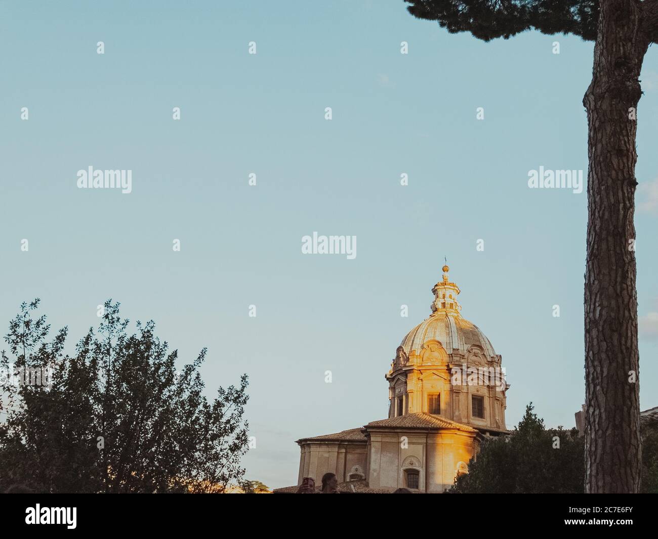 Schöne Aufnahme eines Gebäudes mit einer Kuppel und einem Blauer Himmel im Hintergrund Stockfoto