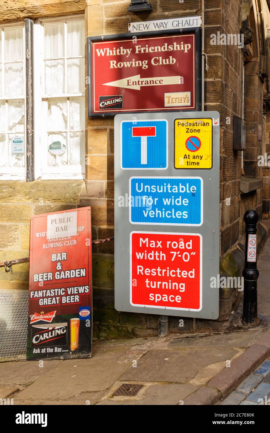 Mauer voller Parkplätze und Fahrzeugbeschränkungen in der Stadt, Whitby Yorkshire, Großbritannien Stockfoto