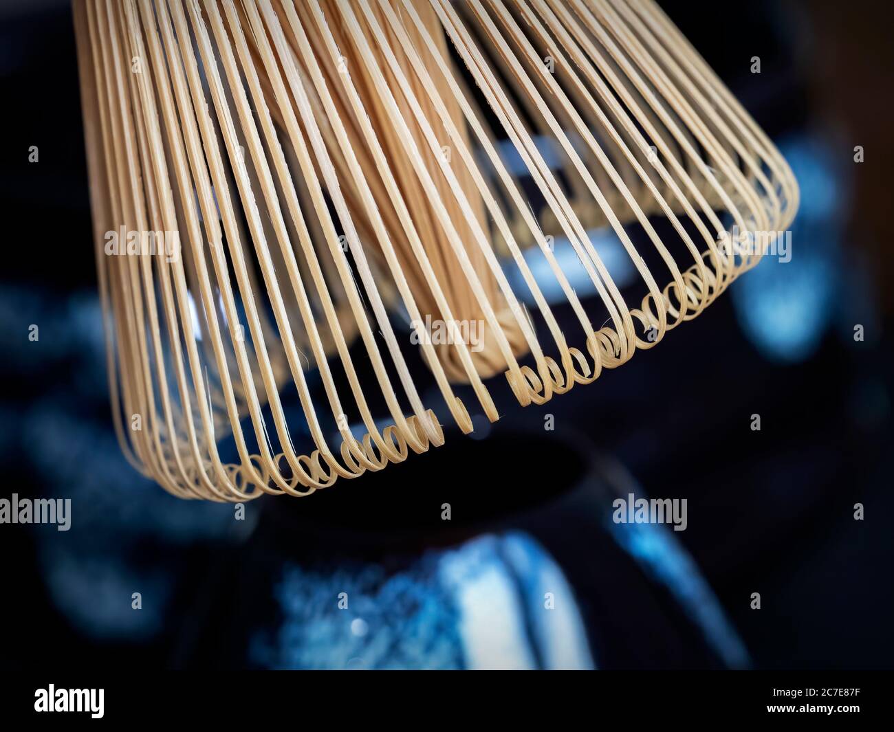 Nahaufnahme des Schneebesen aus Holz Stockfoto