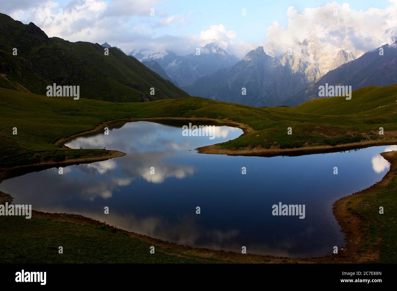 Khoruldi oder Qoruldi See in den Bergen von Georgien, Svaneti. Stockfoto