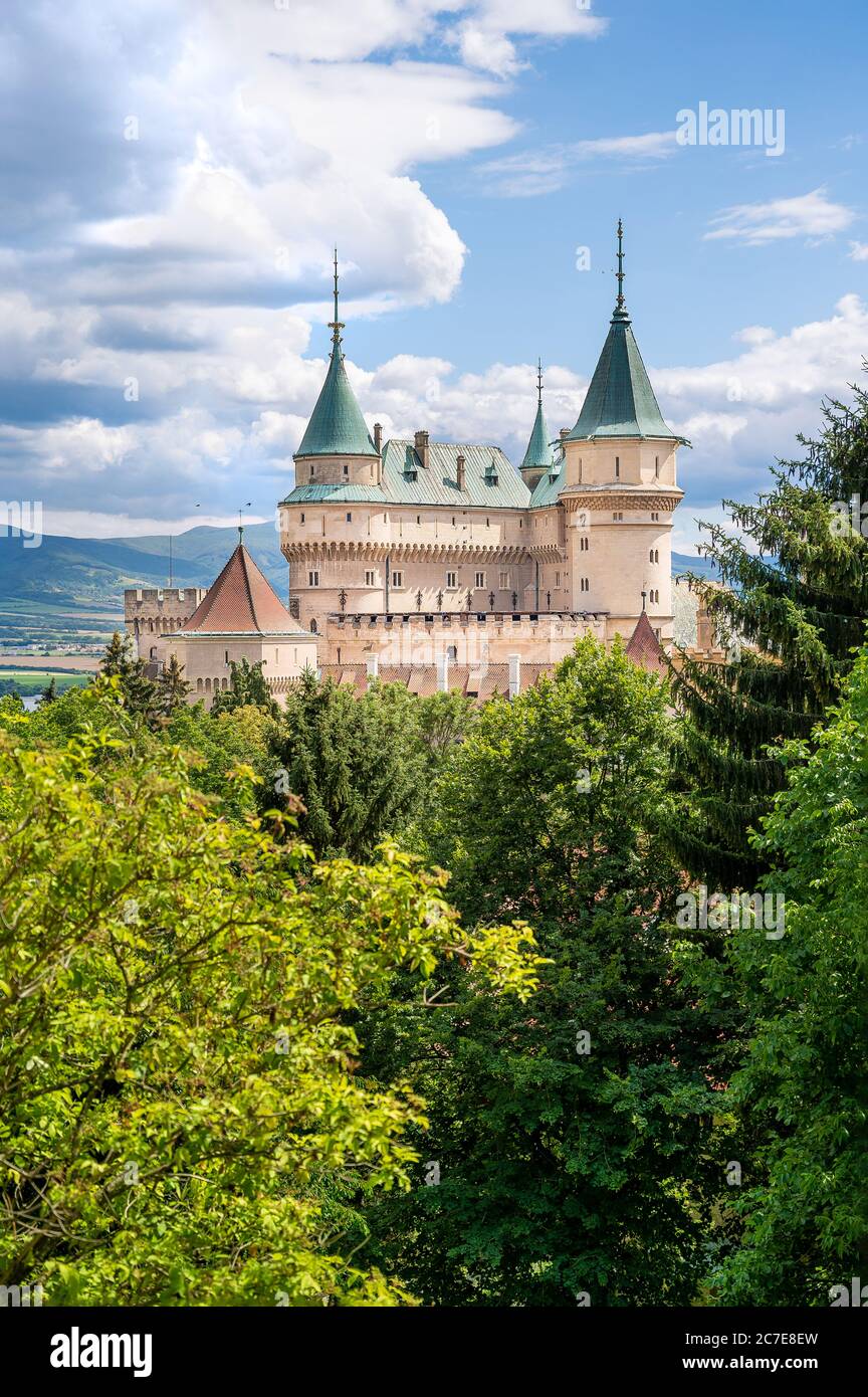 Blick auf das neugotische Schloss Bojnice über Baumwipfel des Schlossparks (Bojnice, Slowakei) Stockfoto