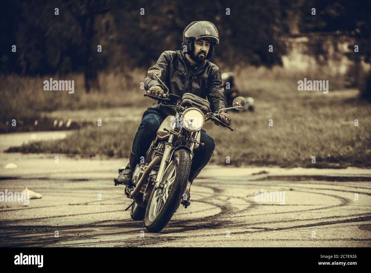 25-05-2020 Riga, Lettland. Motorradfahrer fährt auf Straße, Vorderansicht, Nahaufnahme. Stockfoto